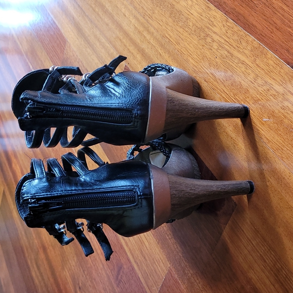 Shoes - Picture 5 of 8